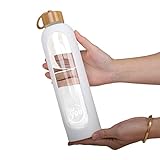 Nachhaltige Trinkflasche weiß | 1000ml aus Glas mit Silikonhülle und spülmaschinenfest | 1Liter Auslaufsichere Wasserflasche mit Bambusdeckel | 100% BPA frei | geeignet von -20°C – 150°C (weiß)