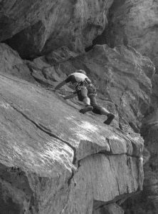 Kletterer am Fels mit Kletterschuhen.