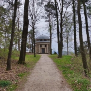 Der Weg zum Biedermann-Mausoleum.