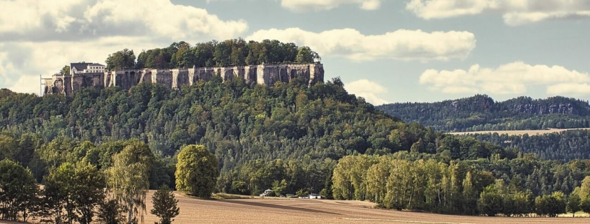 Wellness ist auch in der Sächsischen Schweiz möglich. Hier: Blick auf die Festung Königstein.