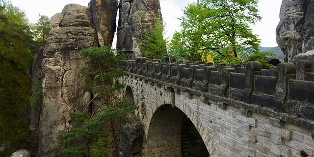 Die Basteibrücke ist eine Sandsteinfelsenformation im Elbsandsteingebirge in Deutschland.